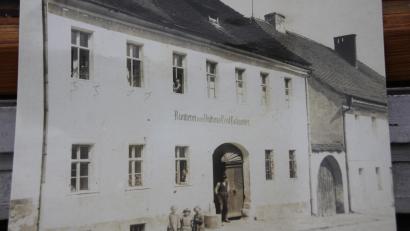 Archivbild: frd
Dieses Bild vom Neulederer- Anwesen stammt aus dem Jahr 1925 und trägt die Aufschrift „Riemerei von Andreas Pösl Rotfärberei“. Das rechte der drei vorne stehenden Mädchen ist Maria Elsner, die immer die Felle von der Abdeckerei holen musste.