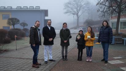 Bild: wel
Elternbeiratsvorsitzender Alexander Ried (zweiter von links) und Florian Schwindler übergaben 350 Euro vom Elternbeirat an die Klassensprecherinnen der vierten Klasse, die zusammen mit Fachlehrerin Anja Eckert (rechts) , Klassenleiterin Carina Schneider und weiteren Klassen die Spendenaktion für Kolumbien umgesetzt haben, bei der insgesamt über 1000 Euro zusammengekommen sind.