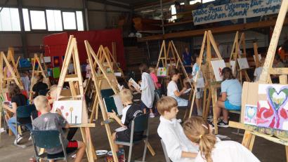Archivbild: wel
Nach zweimaligem Aussetzen in den vergangenen beiden Jahren hoffen die Freunde der Kunst, die beliebten Malkurse der Künstlerin Katrin Gierlach mit zahlreichen Kindern wieder anbieten zu können.