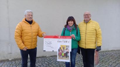 Bild: exb
Bei der Spendenübergabe mit (von links) Peter Spätling, der das Projekt betreut, sowie den Spendern Birgit und Charly Trenz.