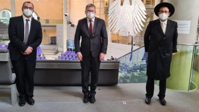 Bild: Shaul Nekrich/exb
Die beiden Rabbiner Elias Dray (rechts) aus Amberg und Shaul Nekrich (links) aus Kassel mit Ambergs Oberbürgermeister Michael Cerny beim Holocaust-Gedenken im Bundestag in Berlin.