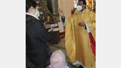 Bild: gm
Pater John aus Tansania (rechts) spendet Mutter und Kind Gottes Segen.