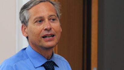 Archivbild: Stephan Huber
Dr. Roland Brey äußerte sich zur Omikron-Variante und erklärt, warum er aktuell schärfere Maßnahmen für sinnvoll gehalten hätte.