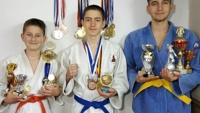 Bild: Oleksandr Nagiba /exb
Mit außergewöhnlichen Erfolgen können die Judoka aus der Familie Nagiba aufwarten. So gelang Mark Nagiba in diesem Jahr bei der Süddeutschen Meisterschaften sogar der Einzug ins Finale, wo er sich einem Athleten des Nationalkaders nach Verlängerung geschlagen musste. Im Bild (von links): Aljosha, Mark und Artjom Nagiba.