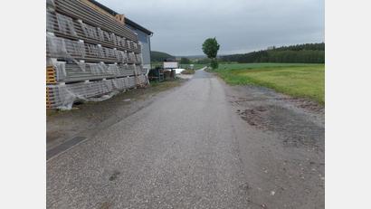 Bild: Archiv: br
Am östlichen Ortsrand von Schlammersdorf, im weiteren Verlauf der Bürgermeister-Wiesnet-Straße (unser Bild) beginnt der geplante drei Meter breite Rad- und Gehweg in Richtung Oberbibrach. Neu in den Planungen ist auch eine Schlemmerecke „Obst für Alle“ im Einmündungsbereich der südlichen Bürgermeister-Wiesnet-Straße.
