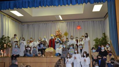 Bild: gi
Die zahlreichen Moosbacher Ministranten führten das Krippenspiel heuer erstmals in der Turnhalle auf.