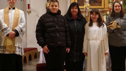 Bild: cro
Pfarrer Georg Gierl (links) freut sich über die lebhafte Erzählung der Weihnachtsgeschichte, die Gemeindereferentin Kerstin Wallmeyer (Dritte von links) mit ihren Kindern Maximilian, Marie-Christin und Angelina Wallmeyer (von links) einstudiert hatte.