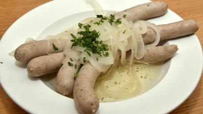 Archivbild: Petra Hartl
Bratwürste, ob gebraten oder sauer (Bild), sind ein Klassiker als Weihnachtsessen. In vielen Familien wird er immer noch an den Feiertagen aufgetischt.