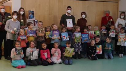 Bild: Kerstin Birner/exb 
Der Kindergarten St. Martin erhielt das Gütesiegel "Buchkindergarten". Die Kinder freuten sich mit den Verantwortlichen.