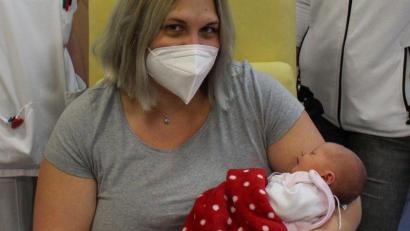 Bild: Michael Reindl
Die kleine Emma schlummert in Mama Marinas Armen.