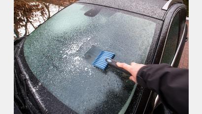 Symbolbild: Jens Büttner/dpa
Eiskratzen war für alle angesagt, die ihr Auto von Sonntag auf Montag draußen stehen hatten.