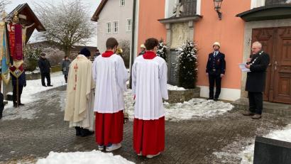 Bild: Jürgen Bartmann/exb
Bürgermeister Rudolf Schopper und Pfarrer Antony D´Cruz beim Gedenken am Kriegerdenkmal.