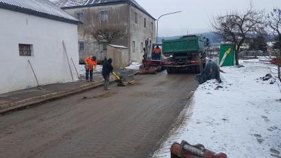 Bild: gi
Mit der Teerung der aufgebrochenen Straßen setzte die Baufirma Haimerl einen Schlussstrich unter dem Ausbau der Wasserversorgung Gaisheim.