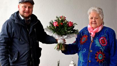 Bild: zer
r Dominik Baschnagel gratuliert Irmgard Rosner zum 85. Geburtstag.