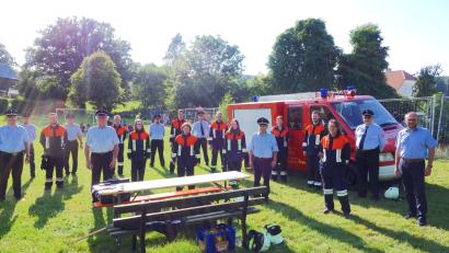 Bild: fjo
Eine gemeinsame Leistungsprüfung meistern Mitglieder der Ortsfeuerwehren Hagendorf und Reinhardsrieth unter den aufmerksamen Augen von Bürgermeister Markus Bauriedl (rechts).