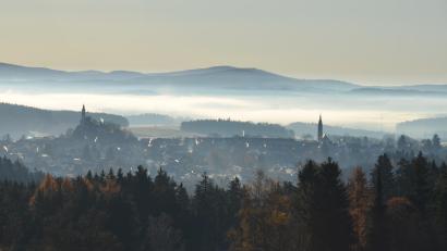 Bild: dob
In den Niederungen hinter der Rosenquarzstadt Pleystein wabern noch die Nebelschwaden. Dahinter die leichten Erhöhungen des Grenzkamms.