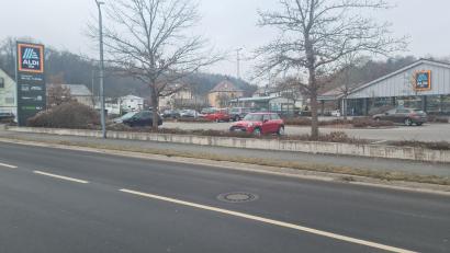 Bild: sne
Am Parkplatz des Aldi-Supermarktes soll ein Backshop errichtet werden.