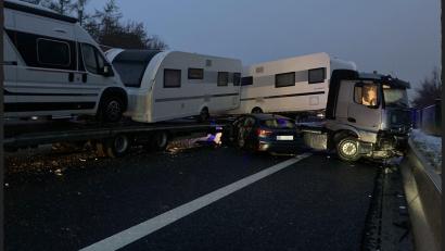 Bild: Feuerwehr Weiden
Dieser Sattelzug war durch die glatte Fahrbahn auf der A93 außer Kontrolle geraten und hatte auf Höhe Weiden die komplette Fahrbahn Richtung Norden blockiert. Anschließend war ein Auto laut Polizei beinahe ungebremst in den Sattelzug gefahren. Beide Fahrer blieben laut Polizei unverletzt.