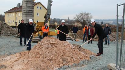 Bild: exb/Landratsamt Bayreuth
Im Vordergrund, jeweils mit Helm, Kreisrat und Zweiter Bürgermeister Günter Dörfler (von links), Erster Bürgermeister Hans Wittauer und Landrat Florian Wiedemann beim Spatenstich für die neue Werkstatthalle des Kreisbauhofs in Weidenberg.
