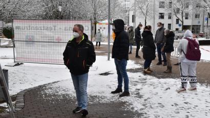 Archivbild: hcz
Anstehen zum Testen: Zahlreiche Bürger suchten am Weihnachtswochenende das BRK in Weiden (Bild) und im Landkreis auf,