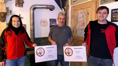 Bild: fjo
Die beiden Vorsitzenden des Faschingsvereins, Ann-Marie Kals (links) und Markus Mösbauer (rechts) überreichen Ludwig Wüst eine Unterstützung für die Rumänienhilfe.