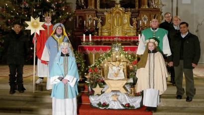 Bild: wro
Zusammen mit den Ministranten freuen sich Pfarrer Joseph (links), Kaplan Pater Martin sowie Silke Bächer und Siegfried Trißl (von rechts) über die Einladung zum Sternsinger-Auftakt im Regensburger Dom.