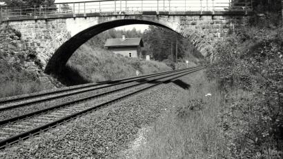 Archivbild: bkr
Im Juni 1983 entschied sich der Gemeinderat Immenreuth für den Abbruch der Bogenbrücke bei Kilometer 99,9. 100 Meter weiter östlich Richtung Immenreuth das legendäre Bahnwärterhäuschen. Nach Georg Zeitler wurde es benannt. „Bäimschorsch“ leitete sich nicht von „Bäumen“, sondern eher von „Böhmen“ ab.