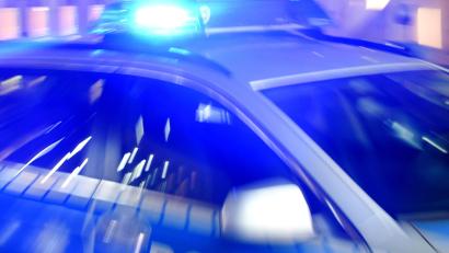 Bild: Carsten Rehder/dpa
Ein Streifenwagen der Polizei steht mit eingeschaltetem Blaulicht auf der Straße.