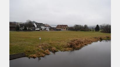 Bild: bnr
Die Anhebung des Tratweges und er Bau eines Hochwasserschutzdammes unmittelbar vor der Wohnbebauung stößt bei den Bürgern von Oberköblitz auf Ablehnung. Die Planung wird vorerst eingestellt.