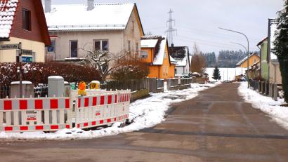 Bild: fjo
Im Kreuzungsbereich Fabrikstraße/In der Au ändert sich im neuen Jahr die bisherige Optik des Straßenraums. Rotes Gehwegplaster wird nicht mehr hergestellt.
