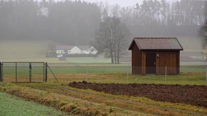 Bild: bkr
Bei der Gründung des Wasserzweckverbandes Kemnath-West verkaufte die Gemeinde ihren Tiefbrunnen. Er liegt, wie die weiteren beiden Anlagen der Stadt Kemnath, im Gemeindegebiet von Kulmain.