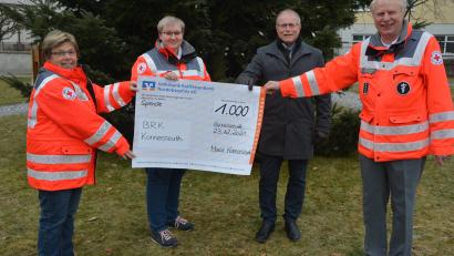 Bild: jr
Einen Tag vor Heiligabend überraschte Bürgermeister Max Bindl (Zweiter von rechts) die BRK-Bereitschaft Konnersreuth mit einer Spende von 1000 Euro. Den Scheck nahmen BRK-Bereitschaftsleiter Hugo Hofmann (rechts), Marietta Hofmann (Zweite von links) als Leiterin Soziale Aufgaben und Hermine Schaumberger, stellvertretend für das ehrenamtliche Testpersonal, entgegen.