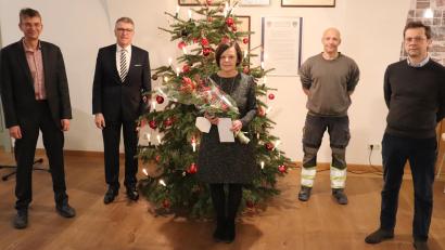 Bild: Stadt Tirschenreuth/exb
Mit einem Blumenstrauß sowie einem Gutschein wurde Ingrid Muck, die seit 2012 bei den Stadtwerken tätig war, in den Ruhestand verabschiedet. Im Bild (von links): Stadtwerke-Leiter Thomas Kraus, Bürgermeister Franz Stahl und Ingrid Muck, Personalratsvorsitzender Michael Fiedler und der Leiter der Hauptverwaltung, Markus Bergauer.
