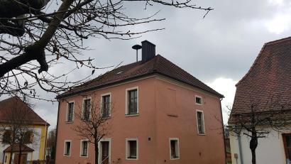 Bild: hme
Noch thront die Neudorfer Sirene auf dem Dach der ehemaligen Schule. Sie wird durch eine neue Sirene auf dem Dach des Vereinszentrums ersetzt.