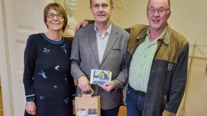 Bild: fjo
Nicht vergessen haben stellvertretende Landrätin Margit Kirzinger (links) und musikalischer Leiter Hermann Mack (rechts) den runden Geburtstag ihres tschechischen Freundes František Kratochvíl.