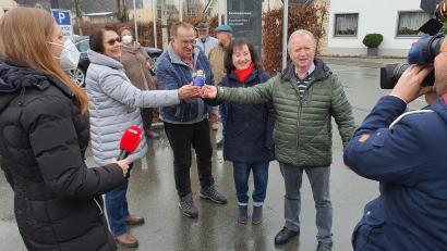 Bild: Landratsamt Bayreuth/exb
Das Foto zeigt die Bürgerbusfahrerinnen und -fahrer Maria Streckenbach aus Speichersdorf (Zweite, von links), Wolfgang Zwing aus Emtmannsberg, Karola Fichtel aus Engelmeß und Michael Schuster aus Waischenfeld, die stellvertretend für alle Fahrerinnen und Fahrer den blauen TVO-Ehrenamtsengel entgegennahmen.