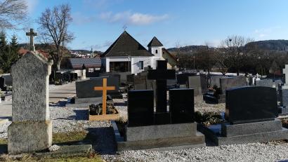 Bild: Portner
Zusammen mit der bisher jährlichen Erhöhung der Grabgebühren, hat der Stadtrat diesmal auch die Sätze für die Benutzung des Leichenhauses samt Leichenkühltruhe angepasst.