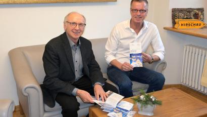 Bild: Alfred Haertl/exb
Alfred Härtl (links) und Hermann Falk mit dem neuen Kalender.
