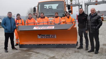 Bild: bö
17 000 Euro kostete das Weihnachtsgeschenk für den Bauhof in Schmidmühlen (von links) Bürgermeister Peter Braun, Peter Siedler, Dieter Baumer, Christian Lautenschlager, Manuel Müller, Daniel Wolfsteiner, Michael Schuierer von Landtechnik Schuierer und Anton Gut von der Firms Hydrac.