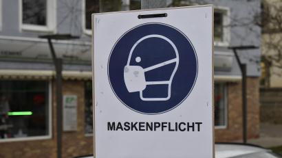 Archivbild: sck
Die Maskenpflicht – hier ein Schild in der Auerbacher Innenstadt – war auch für Landrat Richard Reisinger eine der prägenden Erfahrungen der Pandemiezeit.
