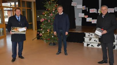Bild: jr
Von zwei schwierigen Jahren für die Lebenshilfe sprach Landrat Roland Grillmeier (rechts). Beim Besuch in Mitterteich dabei war auch Bürgermeister Stefan Grillmeier (links). Lebenshilfe-Geschäftsführer Berthold Kellner freute sich über den guten Draht zu Landratsamt und Stadt.