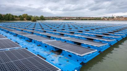 Bild: Heidelberger Sand und Kies GmbH/Steffen Fuchs/exb
So ähnlich könnte es ab nächstem Jahr in Steinfels aussehen: Diese Anlage in Dettelbach erzeugt pro Jahr ca. 700.000 kWh, die direkt zur nachhaltigen und klimaneutralen Versorgung des eigenen Kieswerks genutzt werden: Dies reduziert den CO2-footprint jährlich um 280 Tonnen.
