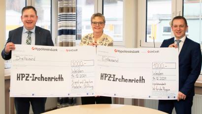Bild: exb
Filialdirektor Christian Wolf (rechts) von der HypoVereinsbank Weiden und Tobias Wolf (links), der als ehrenamtlicher Vorstand in mehreren der Stiftungen der HypoVereinsbank Region Bayern Nord tätig ist, überreichten an HPZ-Vorstandsmitglied Claudia Prommersberger (Mitte) gleich zwei Spendenschecks in einer Höhe von insgesamt 4000 Euro.