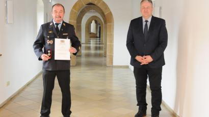 Bild: Christine Hollederer
Die Feuerwehr hat im Leben von Karl Luber (links) einen hohen Stellenwert. Für 40 Jahre aktiven Dienst händigte Landrat Richard Reisinger ihm das Ehrenzeichen in Gold aus.
