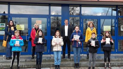Bild: Maresa Hottner/exb 
Im Rahmen des bundesweiten Vorlesewettbewerbs der sechsten Klassen setzte sich Louisa Mueseta (vorne, 3.v.l.) beim diesjährigen Schulentscheid des JAS-Gymnasiums Nabburg durch. Mit ihr freuten sich die Finalistinnen Jamila Ederer, Emma Reger, Annika Aumeier, Jonas Schwarz und Mina Wilfahrt über tolle Buchpreise (vorne, v.l.n.r.). Schulleiter OStD Christian Schwab (Mitte) gratulierte gemeinsam mit der Organisatorin OStRin Maresa Hottner und den Jurorinnen Andrea Forster, Irene Ehemann und Birgit Wilnauer (hinten, v.l.n.r.) zu dieser tollen Leistung.