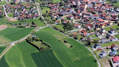 Luftbild: akp
Insgesamt 16 Bauparzellen werden im kommenden Jahr im neuen Baugebiet (Bildmitte) in Altendorf zur Verfügung stehen.