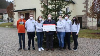 Bild: bjp
1400 Euro aus dem Haus-zu-Haus-Verkauf selbstgebackener Plätzchen und gebrannter Mandeln übergab die Zessau-Weihersberger "Eichenlaub"-Schützenjugend (von links: Benedikt Schraml, Fabian Bäumler, Anna-Maria Wittmann, Magdalena Wittmann, Hannes Dobmeier, Katharina Dobmeier) an Kinderkrebshilfe-Vorsitzenden Herbert Putzer (Mitte).