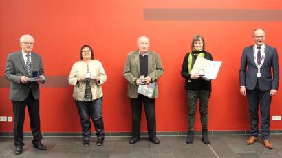 Bild: stg
Bürgermeister Roman Schäffler (rechts) verlieh die Ehrenmedaille der Stadt Kemnath an (von links) Josef Krauß, Mariele Prieschenk stellvertretend für den verstorbenen Ehemann Willi, Franz Schwemmer sowie Susanne Vonhoff.