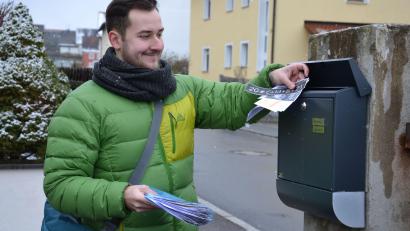 Bild: tk
David Kriegler bereitet es sichtlich Freude, den Segen auf Papier zu den Menschen zu bringen.