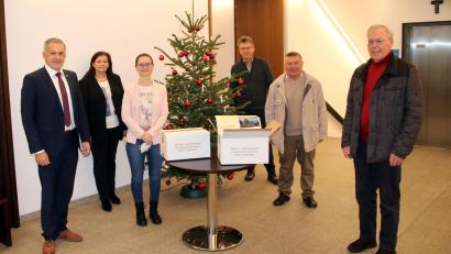 Bild: Fabian Polster/Landratsamt/exb
Landrat Roland Grillmeier, Oberregierungsrätin Regina Kestel, die Leiterin des Sozialamts Judith Sollfrank und Pressesprecher Walter Brucker bedanken sich bei DAGA-Schriftführer Hermann Marherr und DAGA-Präsident Helmuth Wächter (von links) für die Hilfsaktion.
